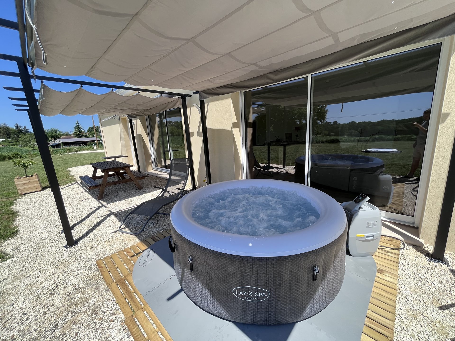 Jacuzzi et spa privatif sur la terrasse sud